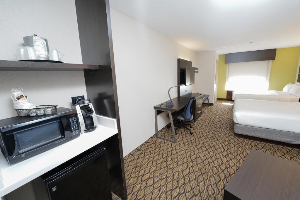 Holiday Inn Express and Suites Springfield Medical District, an IHG Hotel - 