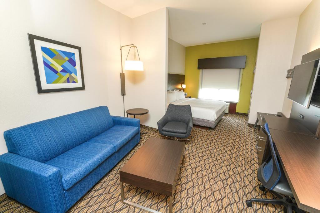 Holiday Inn Express and Suites Springfield Medical District by IHG photo