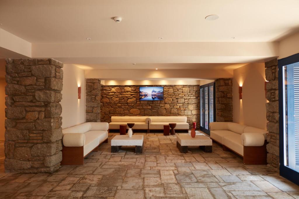Posezení v ubytování Mykonos Theoxenia, a Member of Design Hotels