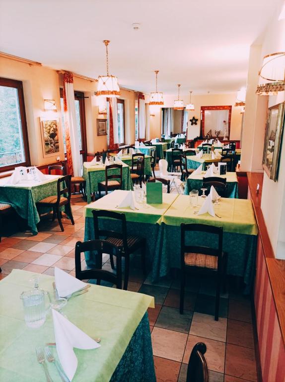 Restaurace v ubytování IHR Hotel Villa Emma