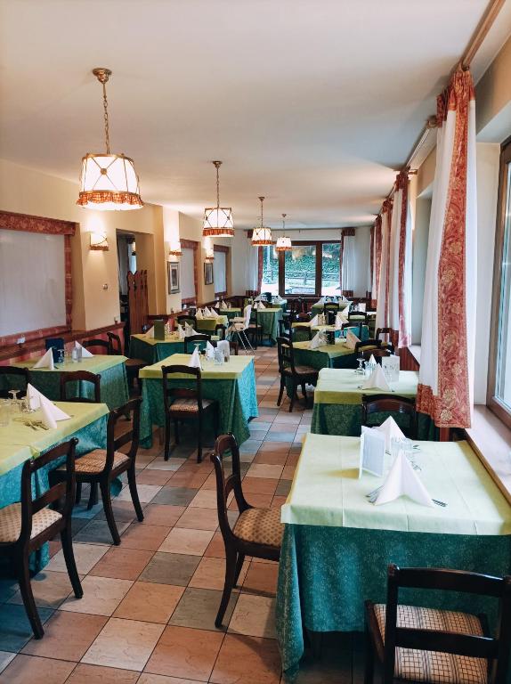 Restaurace v ubytování IHR Hotel Villa Emma