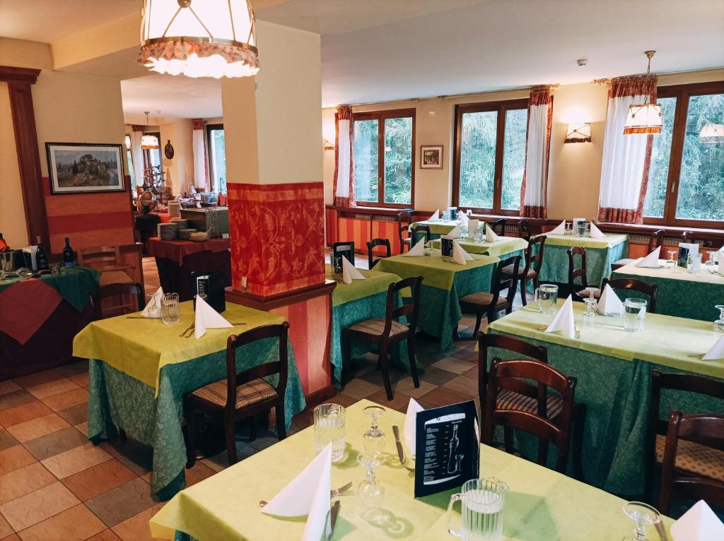 Restaurace v ubytování IHR Hotel Villa Emma