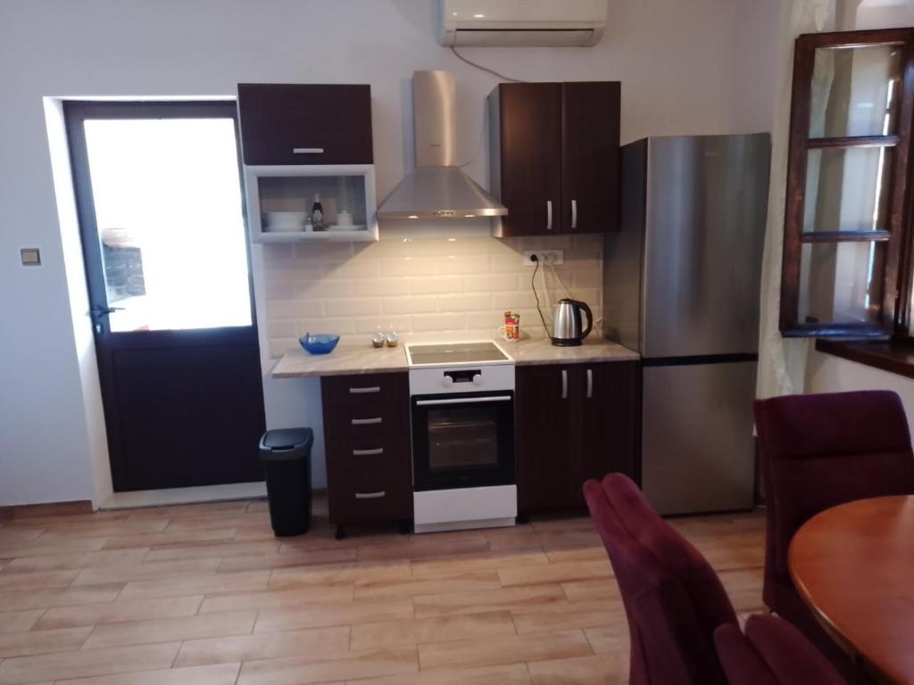 Kuchyňa alebo kuchynka v ubytovaní Apartman Plava riba