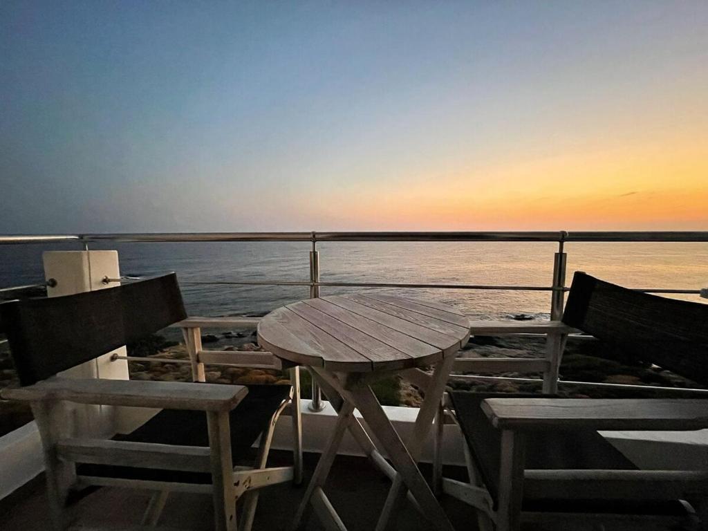 a table and chairs sitting on the deck of a boat at κοχυλι 3 in Armenistis
