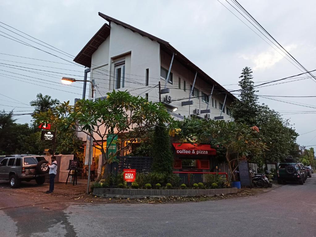 una tienda al lado de un edificio en Roemah 28 Syariah, en Medan