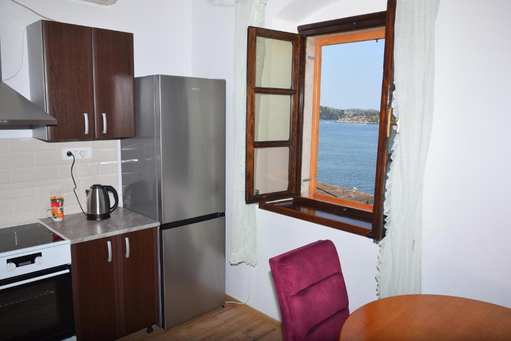 Kuchyňa alebo kuchynka v ubytovaní Apartman Plava riba