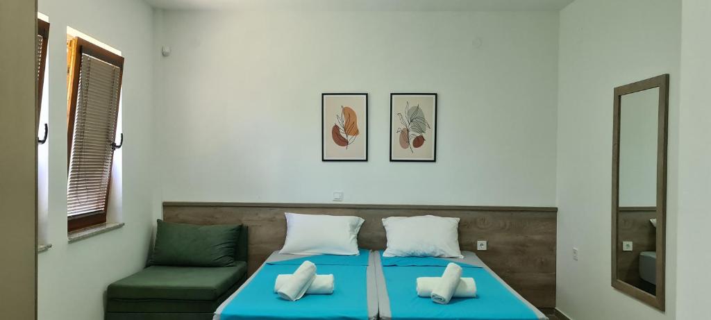 Cette chambre comprend un lit avec deux oreillers et un canapé. dans l'établissement G&G Suites, à Ohrid