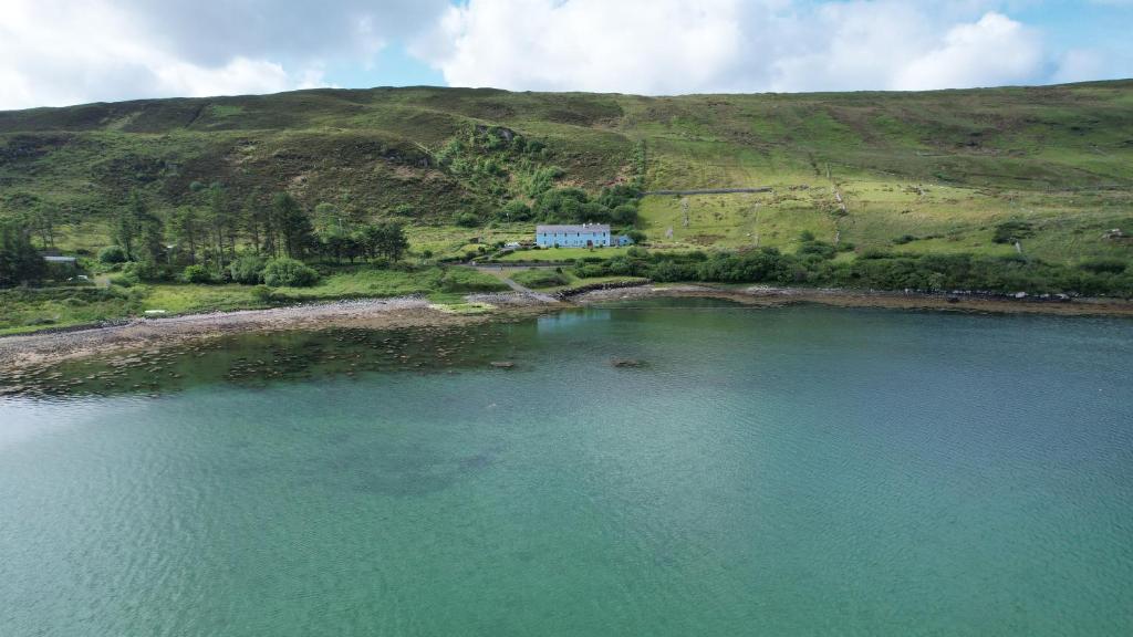 una vista aerea di un grande corpo idrico di Waterfront Rest B&B a Clifden