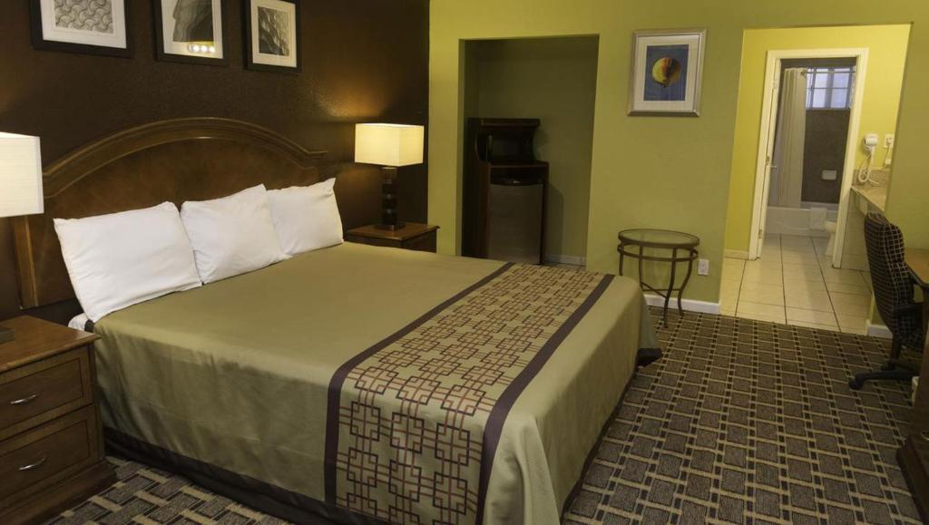 Kings Motel Inglewood - Queen Room - Disability Access
