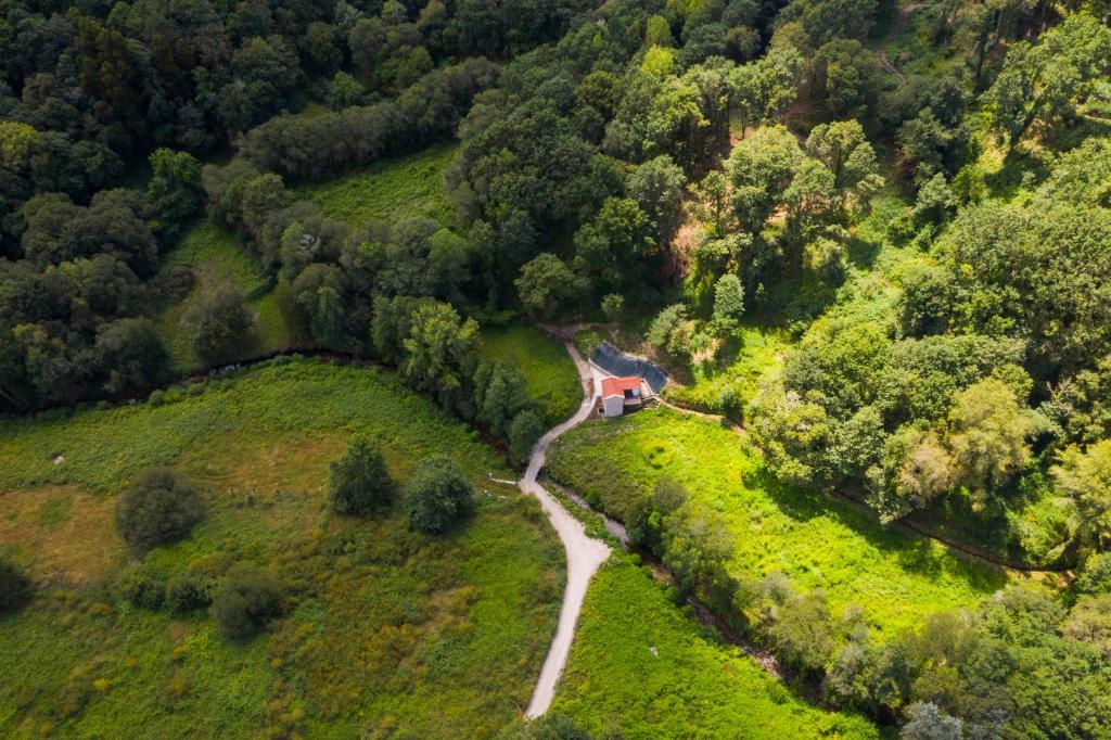 una vista aérea de una casa en una colina con una carretera en Remarkable 1-Bed Cottage in Arcos de Valdevez, en Arcos de Valdevez