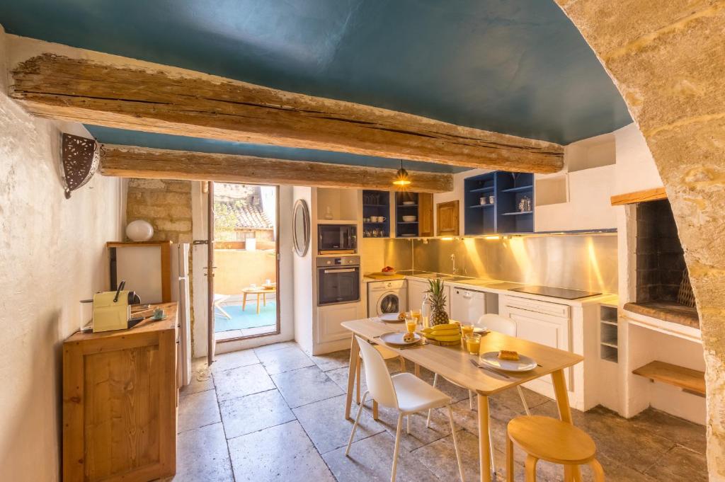 une cuisine avec une table et des chaises dans une pièce dans l'établissement Terrasse du Courreau - Premiere conciergerie, à Montpellier
