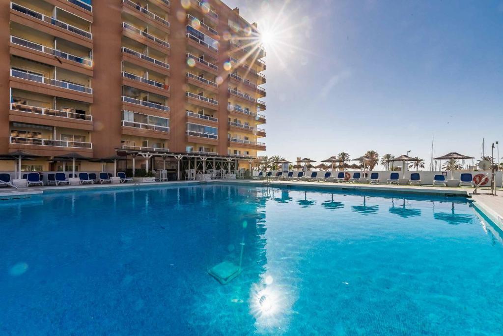 Bazén v ubytovaní SOLANA Fuengirola 16 17 alebo v jeho blízkosti