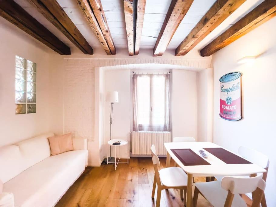 een woonkamer met een witte bank en een tafel bij [ARCO DELLA PACE - SEMPIONE] - Moderno Bilocale in Milaan