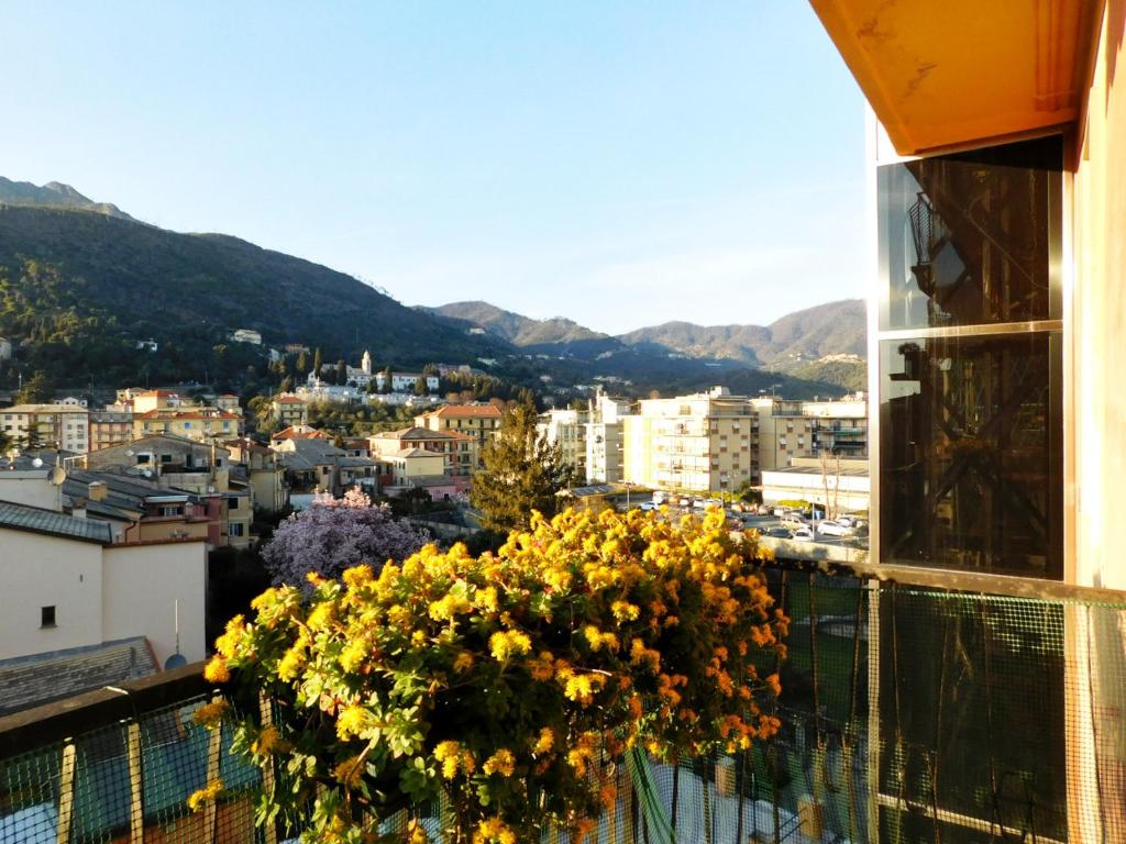 een boeket gele bloemen op het balkon van een gebouw bij Maurizia's house in Levanto