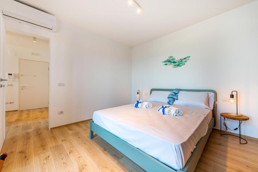 Posteľ alebo postele v izbe v ubytovaní Waterfront Apartment with seaview balcony