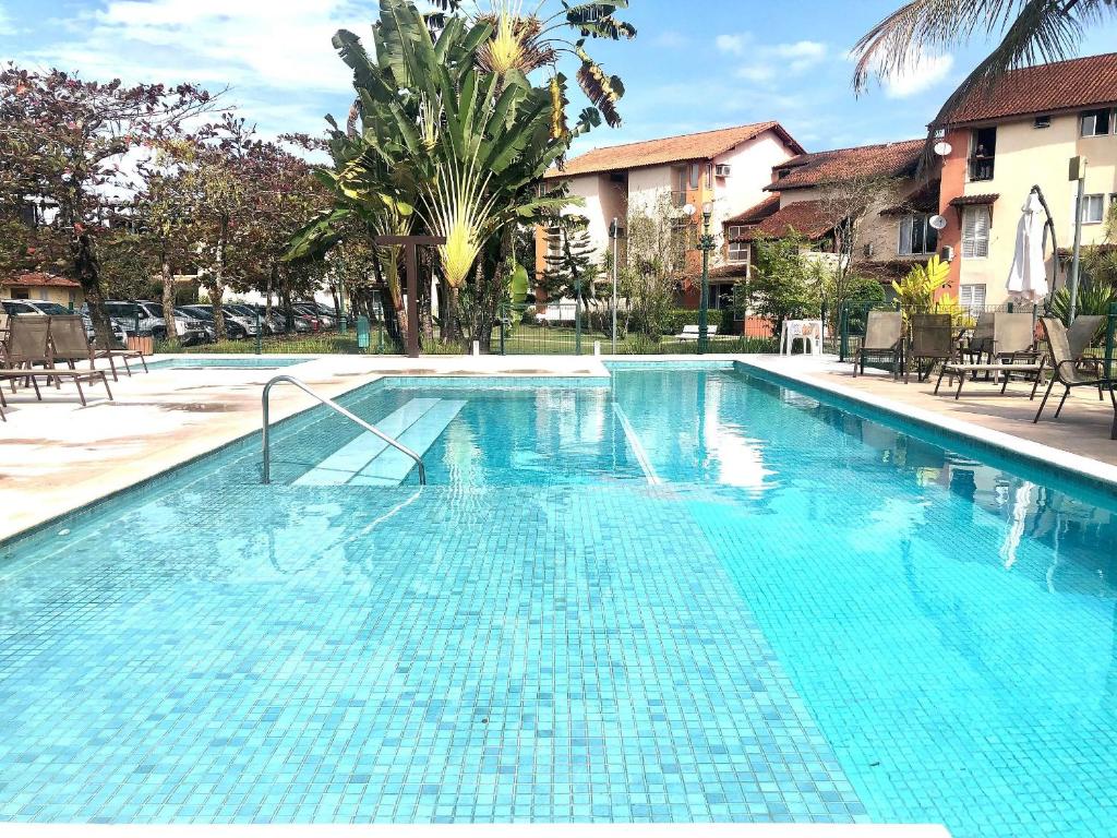 a large swimming pool with blue water at Natureza e mar no Bracuhy in Angra dos Reis