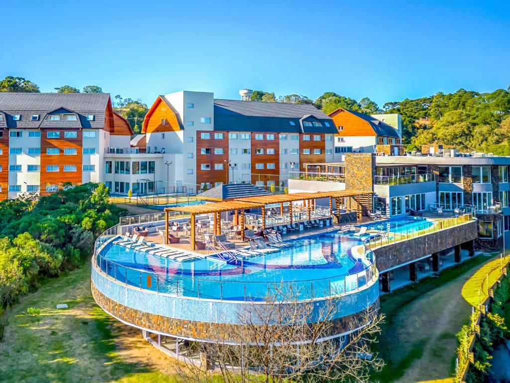 um resort com uma grande piscina e edifícios em Laghetto Resort Golden Oficial em Gramado