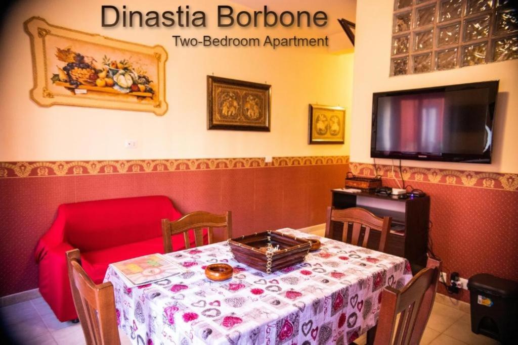 ナポリにあるCasa vacanza " Dinastia Borbone "のダイニングルーム(テーブル、テレビ付)