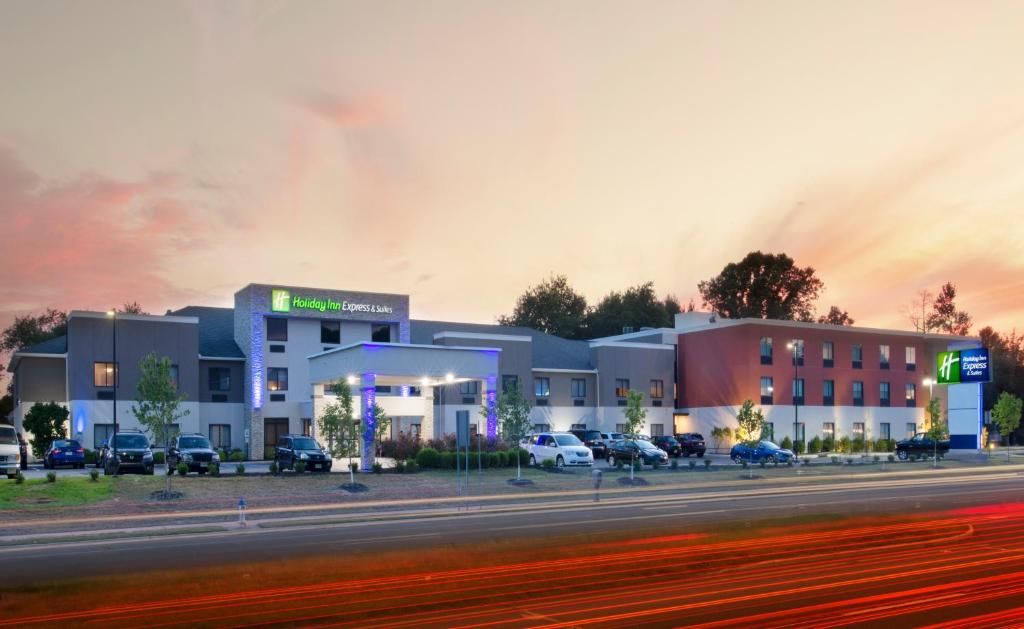 een ziekenhuis met auto's geparkeerd voor een gebouw bij Holiday Inn Express & Suites - Williamstown - Glassboro, an IHG Hotel in Williamstown