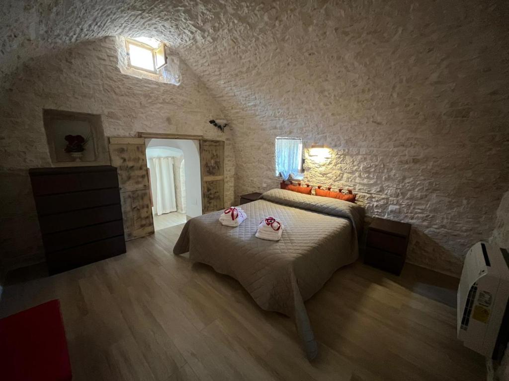 - une chambre avec un lit et 2 serviettes dans l'établissement lacasadikarma, à Locorotondo