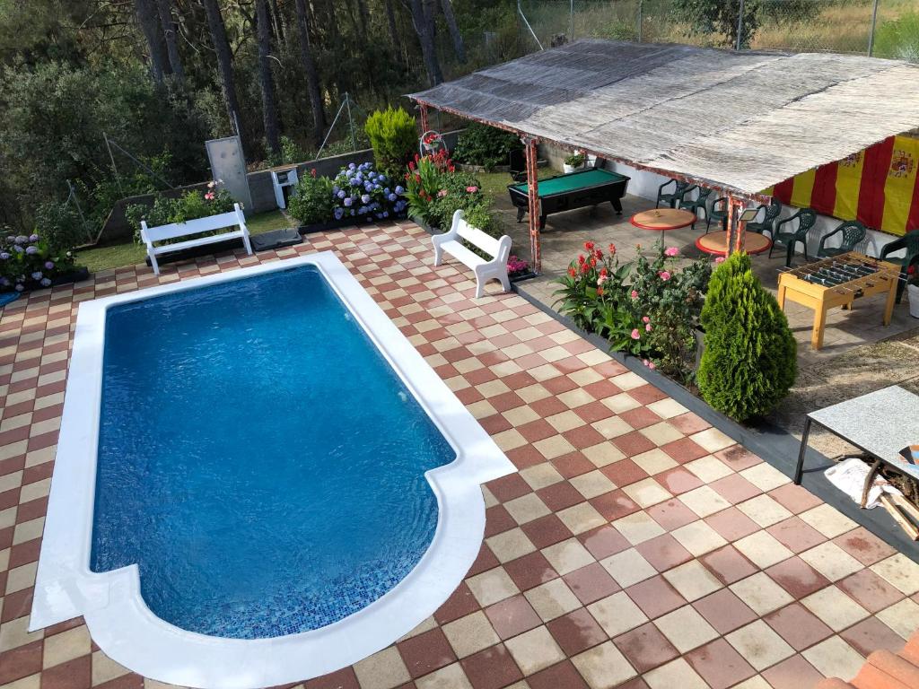 Bazén v ubytování CHALET EN EL CORAZÓN DE LA SIERRA DE GREDOS, PINAR DE LA ATALAYA-TIEMBLO nebo v jeho okolí