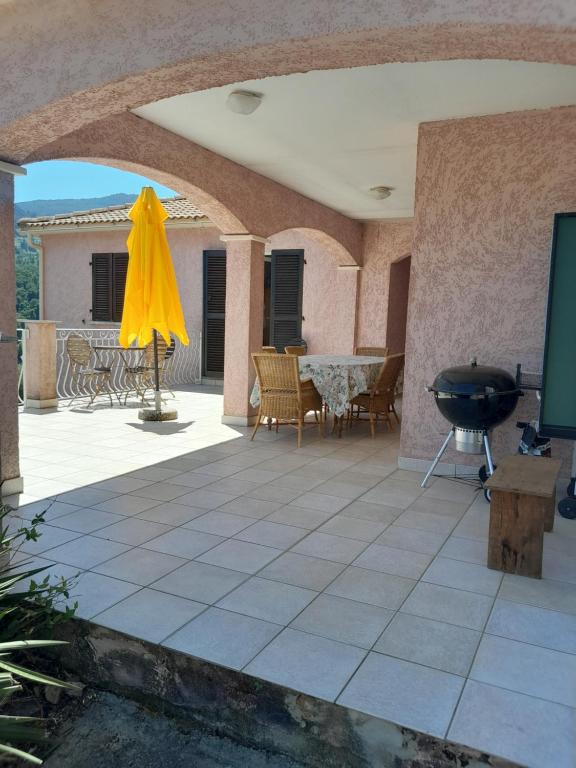 Patio alebo iná vonkajšia časť ubytovania Maison entre terre et mer Vue sur mer Grande terrasse