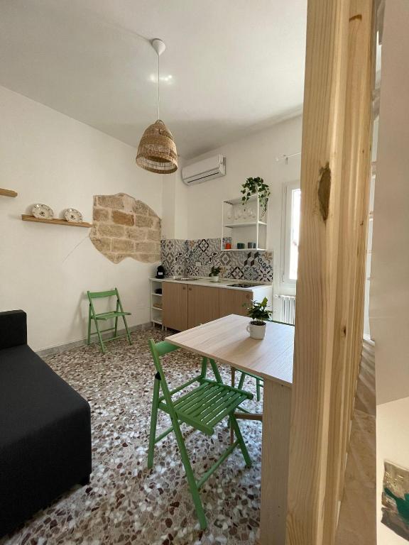 salon ze stołem i kuchnią w obiekcie Dimora La Terrazza w mieście Polignano a Mare