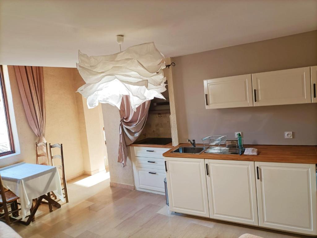 Kuchyň nebo kuchyňský kout v ubytování Hôtel la Fête en Provence