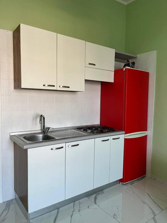 A kitchen or kitchenette at Pompeii's Treasures