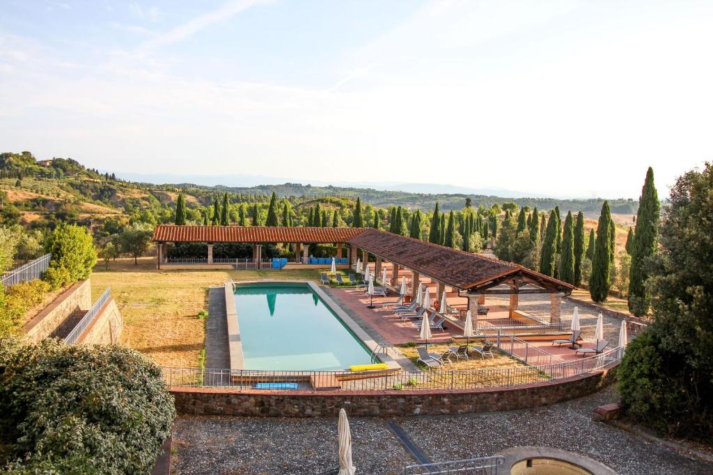 uma imagem de uma villa com piscina em Borgo La Casa em Montaione