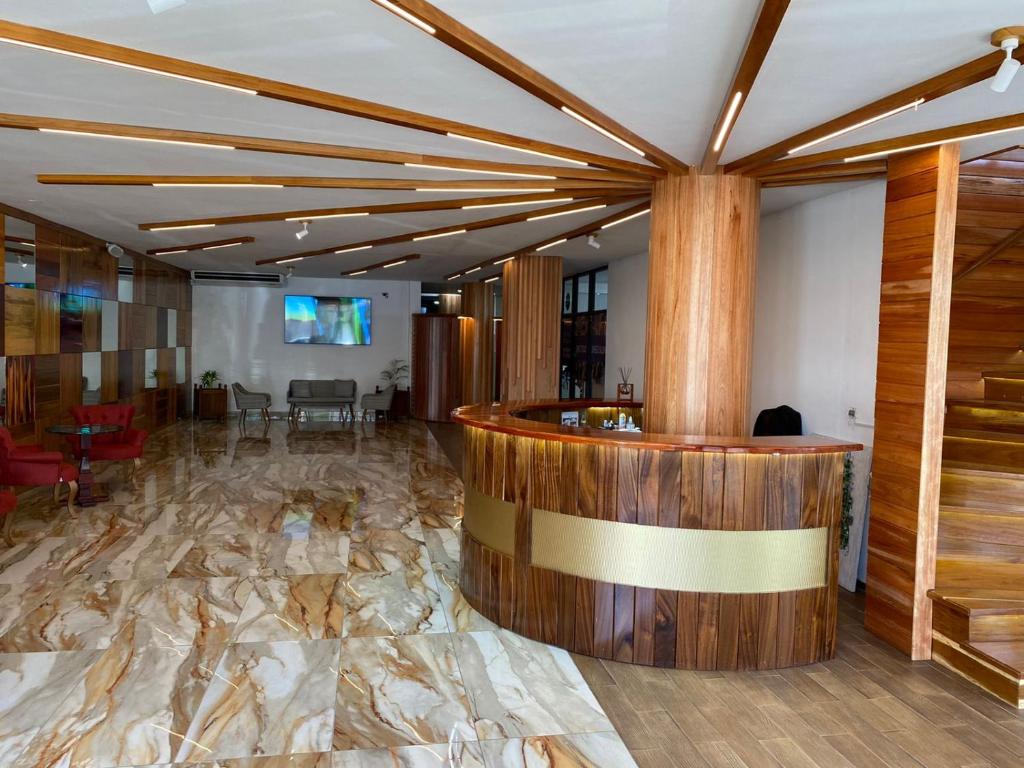 TV a/nebo společenská místnost v ubytování Murex Plaza Hotel & Suites