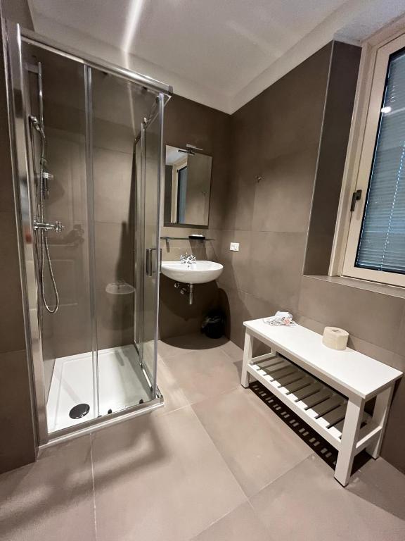 łazienka z prysznicem i umywalką w obiekcie Bilo - Apartments for rent w Trydencie