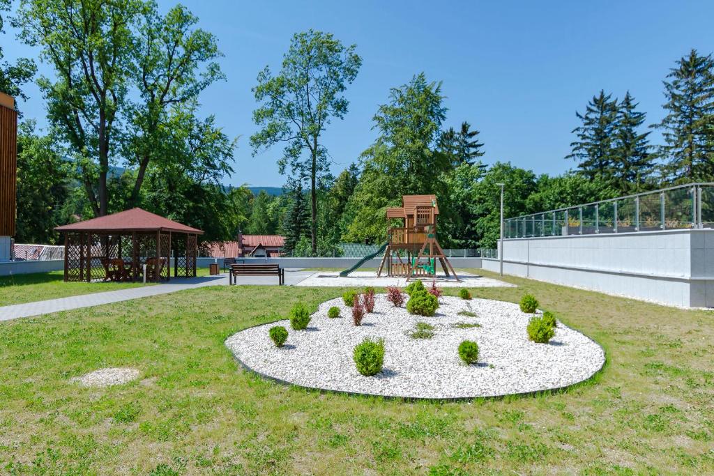 Vonkajšia záhrada v ubytovaní VacationClub - Stone Hill Apartament 5
