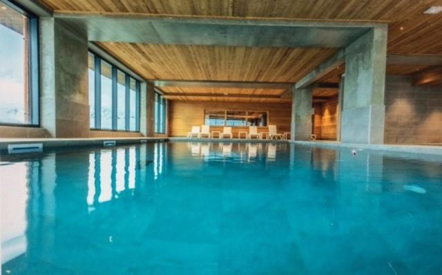Bazén v ubytovaní LE RIDGE nouvelle résidence prestige - Les Arcs Paradiski alebo v jeho blízkosti