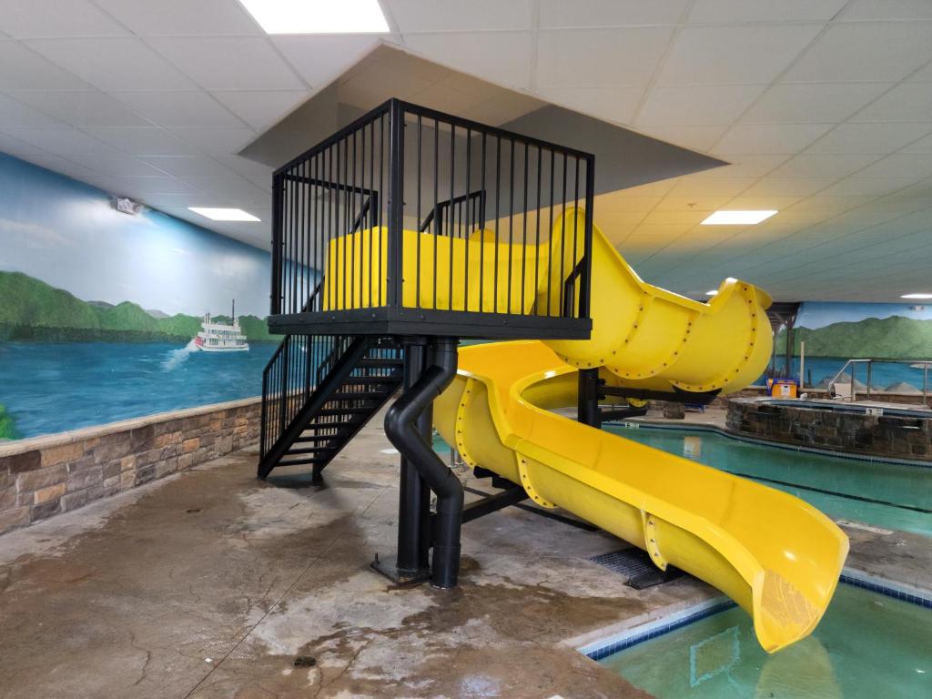 La Quinta Inn & Suites by Wyndham Lake George photo