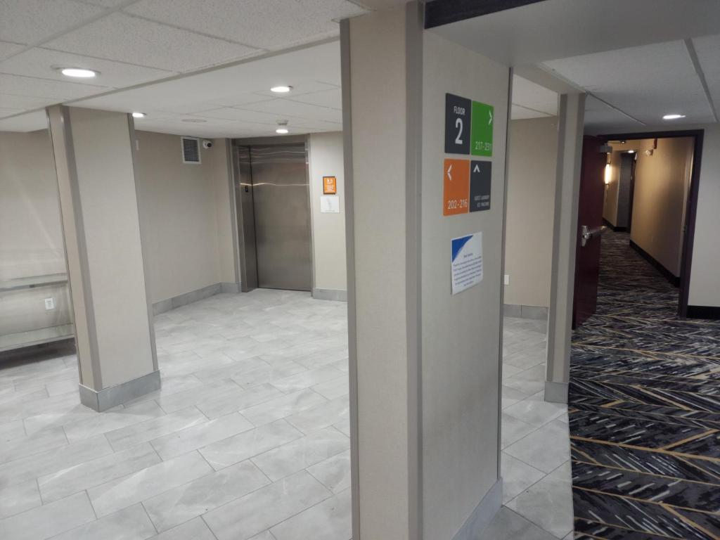 La Quinta Inn & Suites by Wyndham Lake George photo