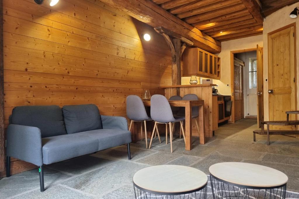 ein Wohnzimmer mit einem Sofa und 2 Tischen sowie eine Küche in der Unterkunft The Ombelles triplex #DM in Claix