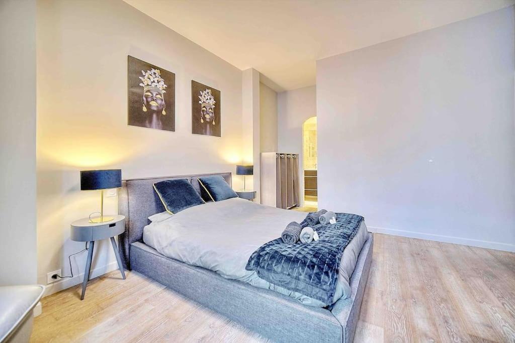 Un dormitorio con una cama y una mesa dentro. en CROISETTE 8/10 pers, en Cannes