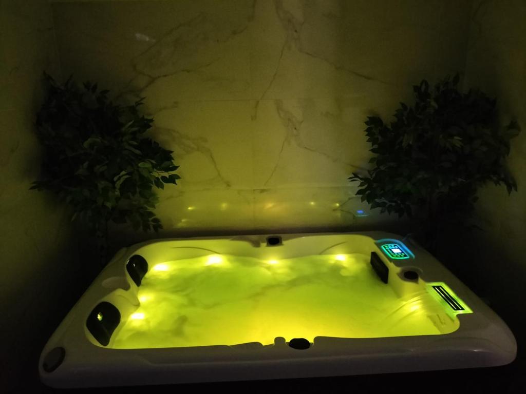 een geel bad met verlichting in de badkamer bij A NOU'DEUX in Servas