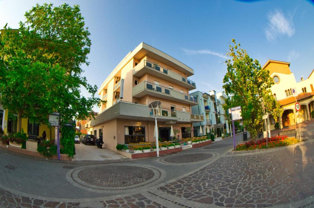 une rue avec un bâtiment sur le côté de la route dans l'établissement Hotel Atlantic, à Bellaria-Igea Marina