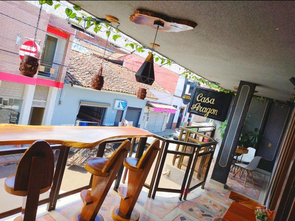 una mesa y sillas frente a un restaurante en Hotel Casa Aragon, en Cartago