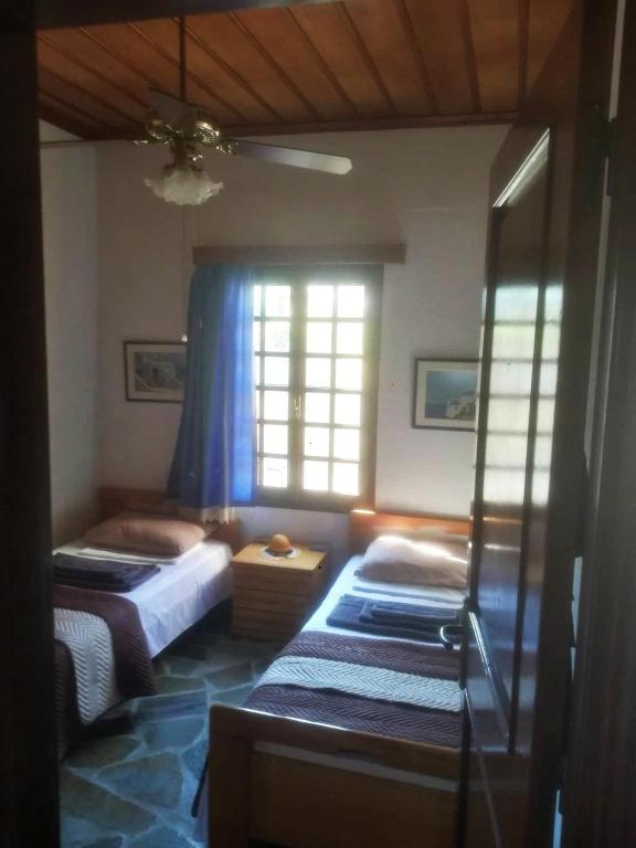 Postel nebo postele na pokoji v ubytování Panoramic Views Home in Hydra, Greece