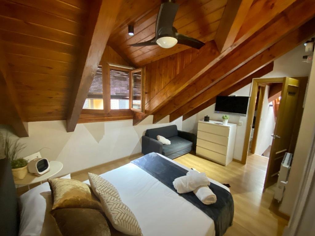 Postel nebo postele na pokoji v ubytování CAL DOMÈNEC RIALP - Dúplex con encanto - Se admiten mascotas