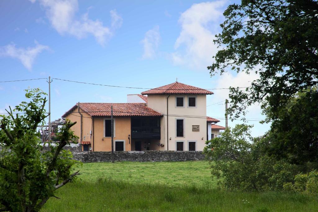 ein Haus auf einem Feld mit einem grünen Feld in der Unterkunft Casa Rural Gallu Juancho in Gobiendes