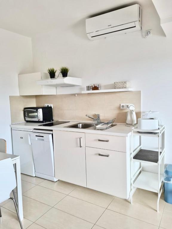 Kuchyň nebo kuchyňský kout v ubytování Villa Ria