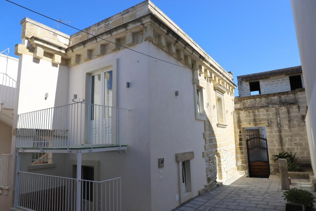 Struda的住宿－La Neviera，白色的建筑,旁边设有阳台