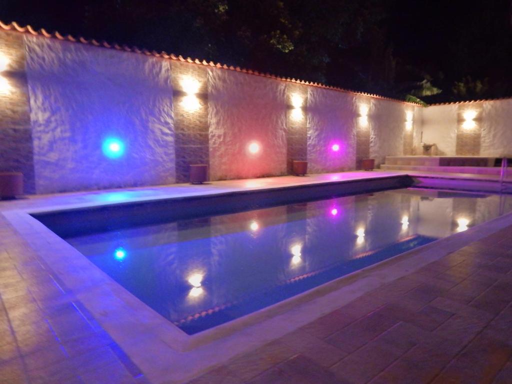 Bazén v ubytování B&B Villa CALASAN nebo v jeho okolí