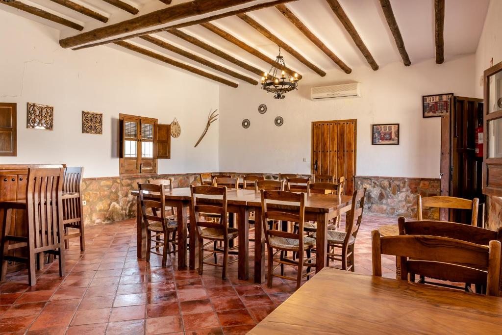 Reštaurácia alebo iné gastronomické zariadenie v ubytovaní Cortijo La Presa