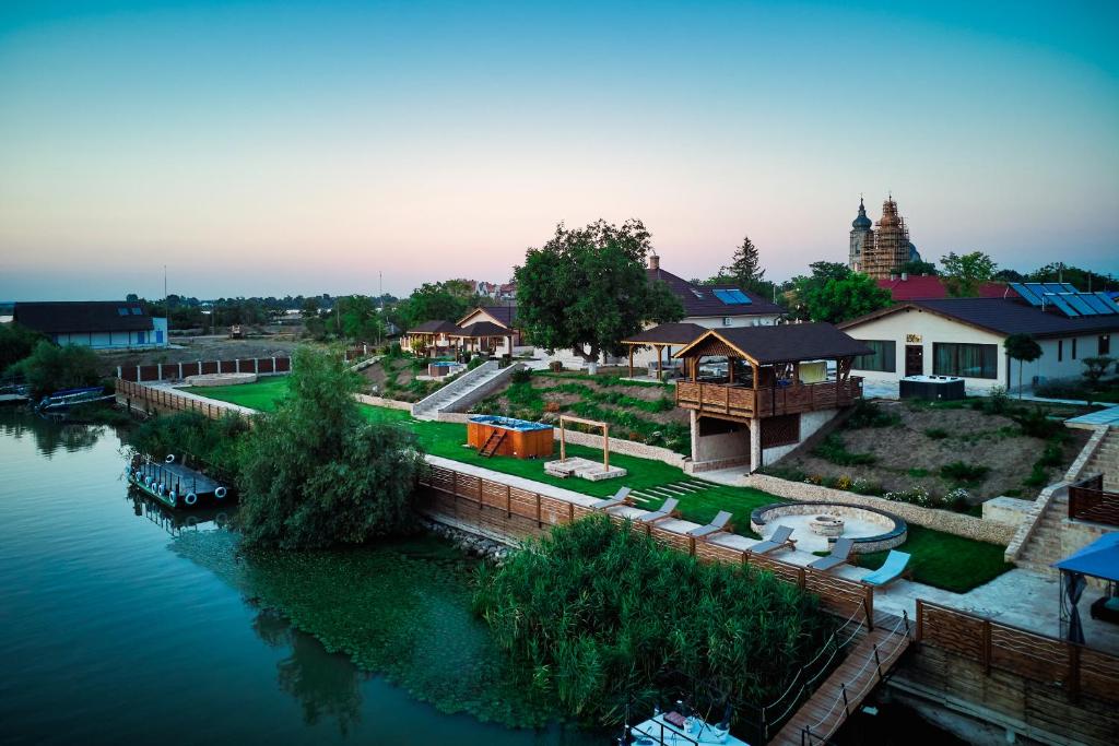 - une vue aérienne sur un complexe avec une rivière dans l'établissement Casa Chilia Resort&Spa, à Chilia Veche