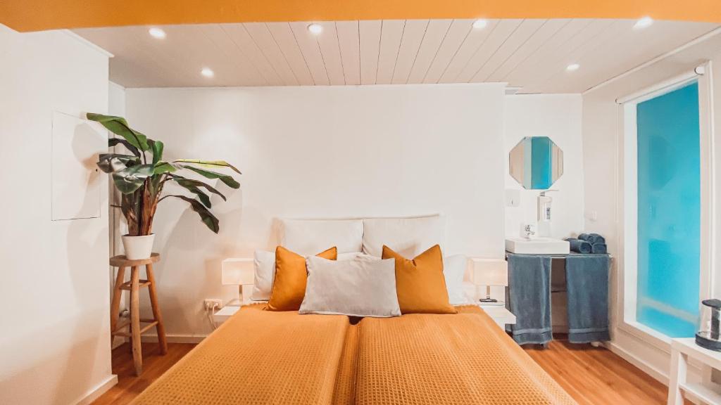 Ліжко або ліжка в номері Villa Herkules - privates zwei Zimmer Apartment am Waldrand mit 2x Smart TV und kostenlosen Parkplätzen